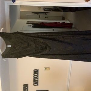 Black sleeveless velvet dress